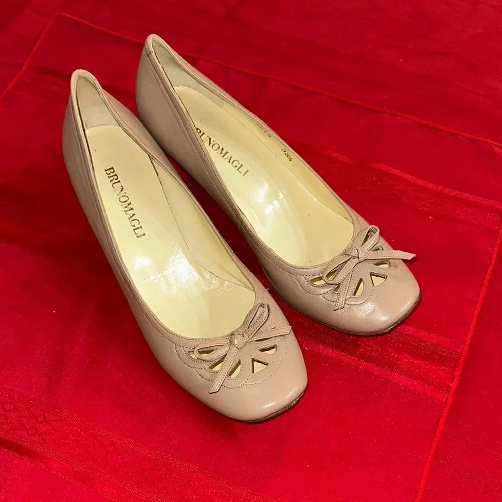 Bruno Magli Made in Italy Tan Mini Heel with Decorative Bow Size 38.5